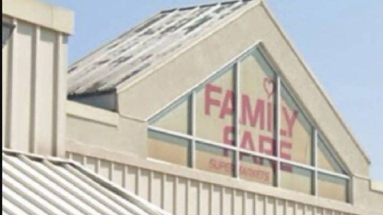 Mujer vivió durante un año en el interior de un letrero de supermercado en Michigan