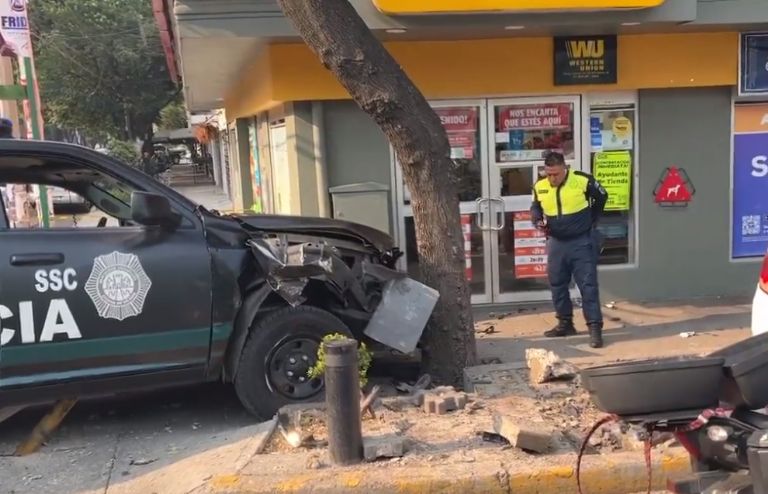 Patrulla se impacta contra árbol en la Cuauhtémoc