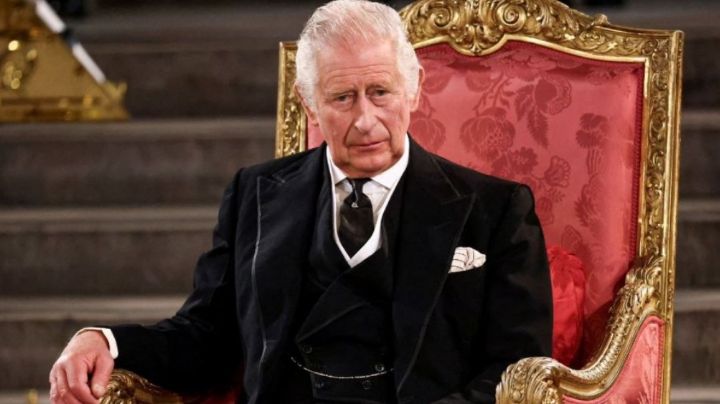 Rey Carlos III es vinculado a secta satánica por su retrato: "Está manchado de sangre"