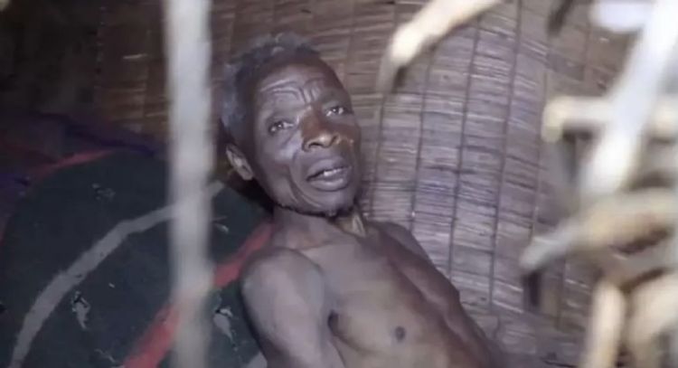 Hombre vive aislado en África durante más de 50 años por fobia a las mujeres