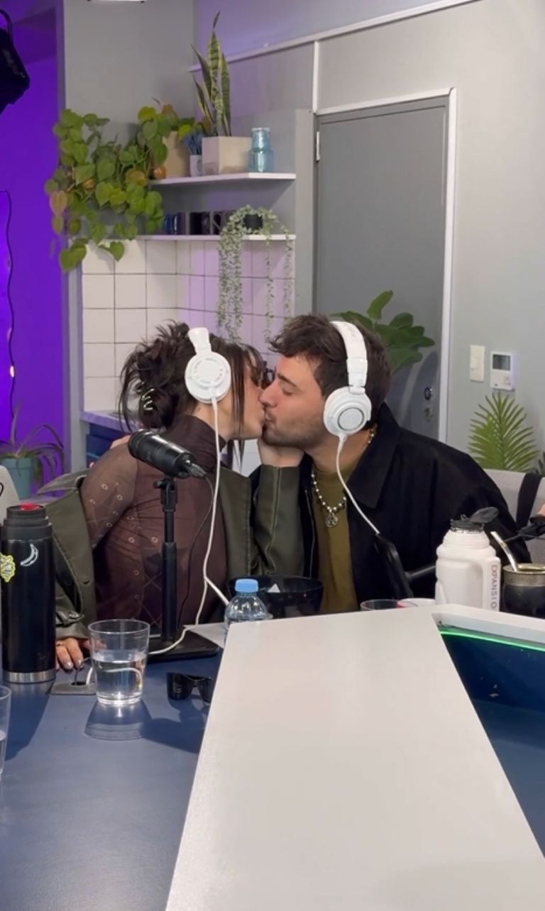 Danna Paola se da tremendo beso con locutor de podcast