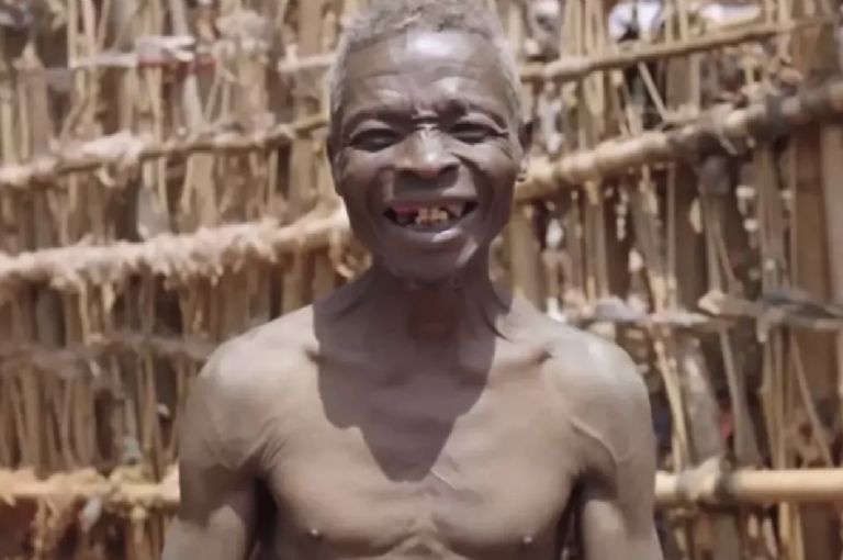 Hombre vive aislado em África durante más de 50 años por fobia a las mujeres