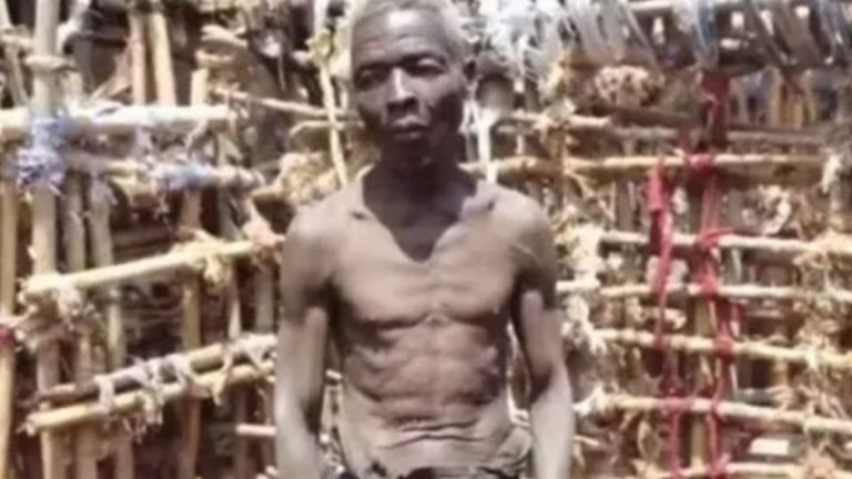 Hombre vive aislado em África durante más de 50 años por fobia a las mujeres