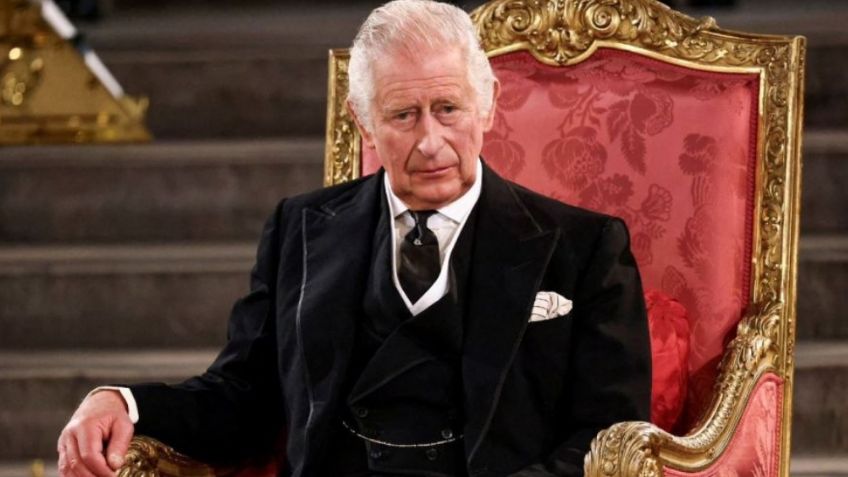 Rey Carlos III es vinculado a secta satánica por su retrato: "Está manchado de sangre"