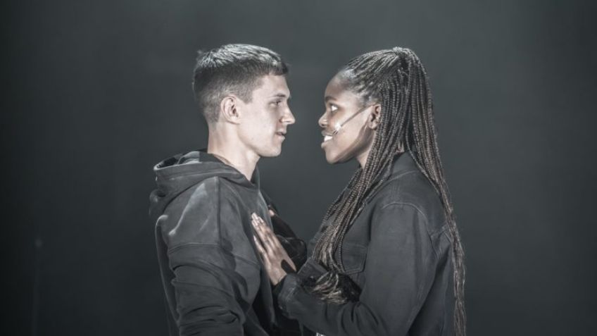 FOTOS: Nueva versión de 'Romeo y Julieta' de Tom Holland y Francesca Amewudah-Rivers