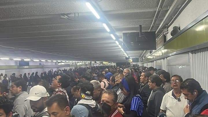 Caos en la Línea 3 del Metro: Usuarios denuncian retrasos de 10 minutos