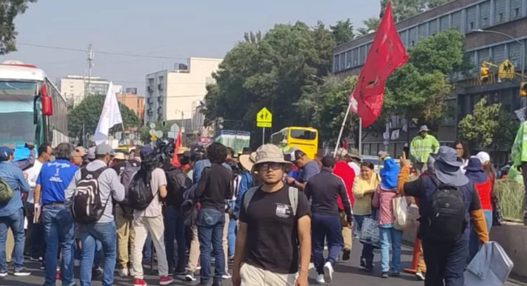 BLOQUEO en avenidas de CDMX; manifestación de CNTE desata riñas