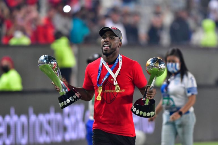 Julián Quiñones podría salir del América