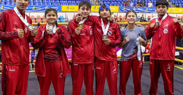 Boxeadores sonorenses con sus medallas