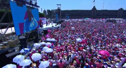 'Marea Rosa’ toma el Zócalo tras enfrentamiento con los maestros del CNTE