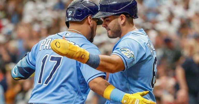 Paredes festeja su cañonazo con Aranda