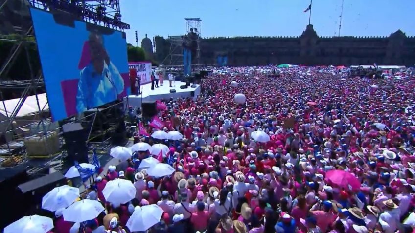 'Marea Rosa’ toma el Zócalo tras enfrentamiento con los maestros del CNTE