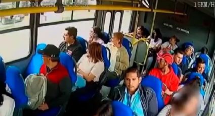 Chofer de autobús defiende a usuaria de su acosador en valiente acto de intervención: VIDEO
