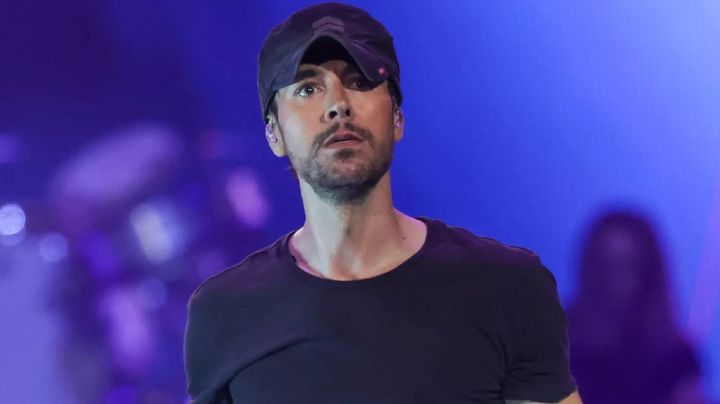 VIDEO: Enrique Iglesias causa indignación al manosear y besar a corista en pleno concierto