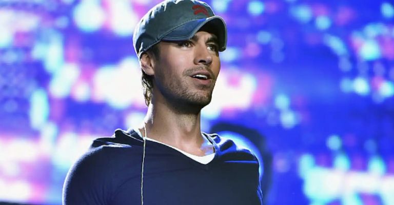 Enrique Iglesias manosea a corista sobre el escenario y lo destrozan