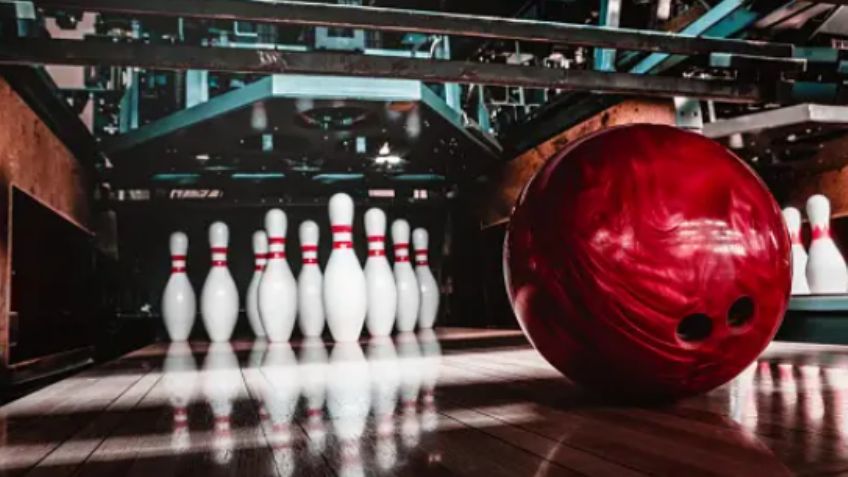 VIDEO: Mujer da golpe brutal en la cabeza a oponente con una bola de boliche en Miami