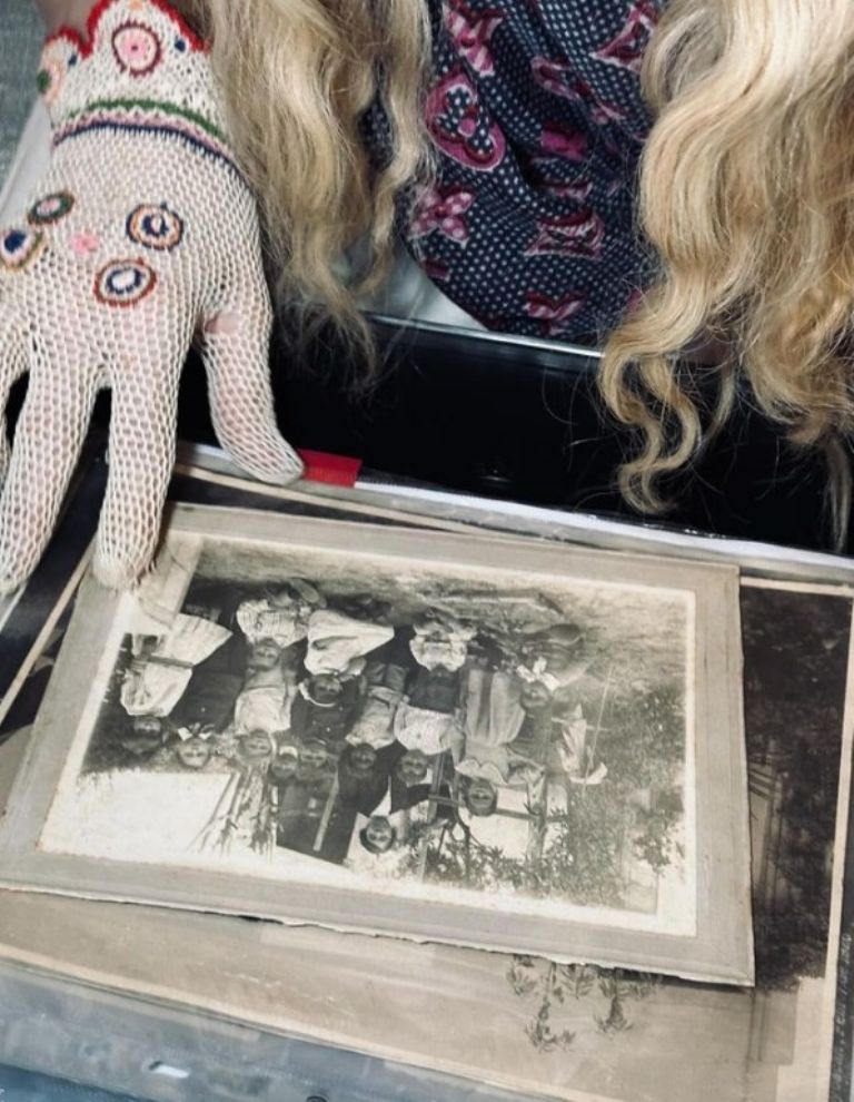 Madonna viendo recuerdos de Frida Kahlo