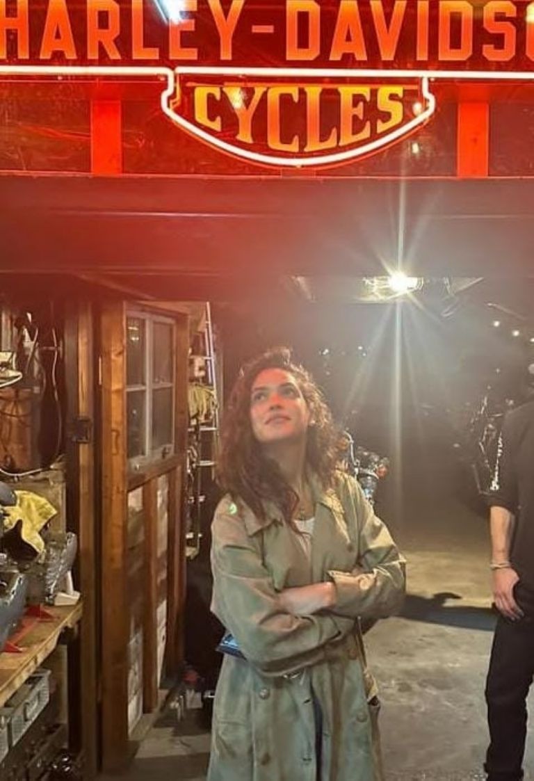 Adria Arjona posando para Jason Momoa