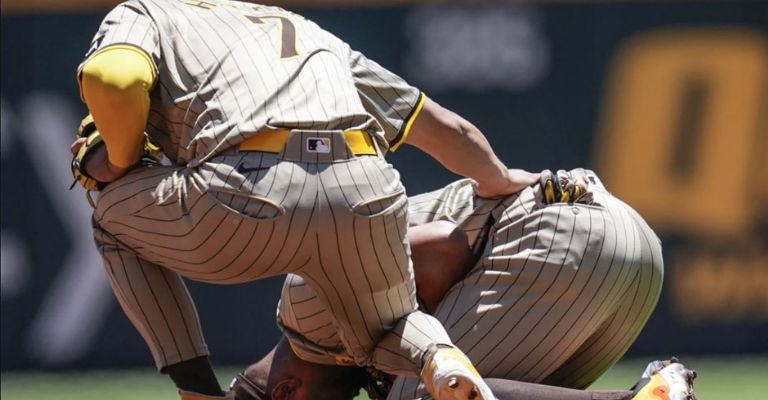 Bogaerts es auxilidado por un compañero