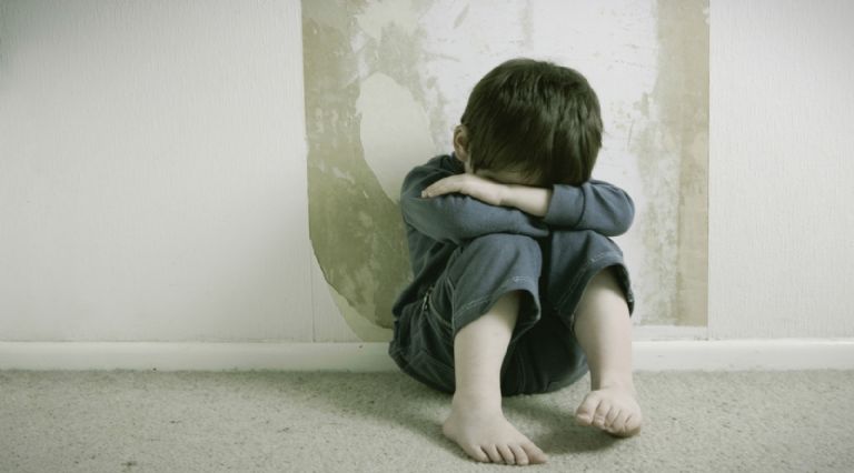 Detienen a menor por abusar de dos infantes en EU