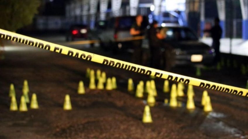 Noche violenta en Xochimilco: Sicarios atacan a balazos a hombre y provocan fuerte choque