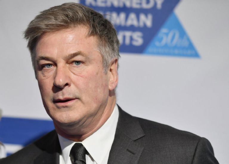 Alec Baldwin demanda a fiscales tras ser acusado de homicidio
