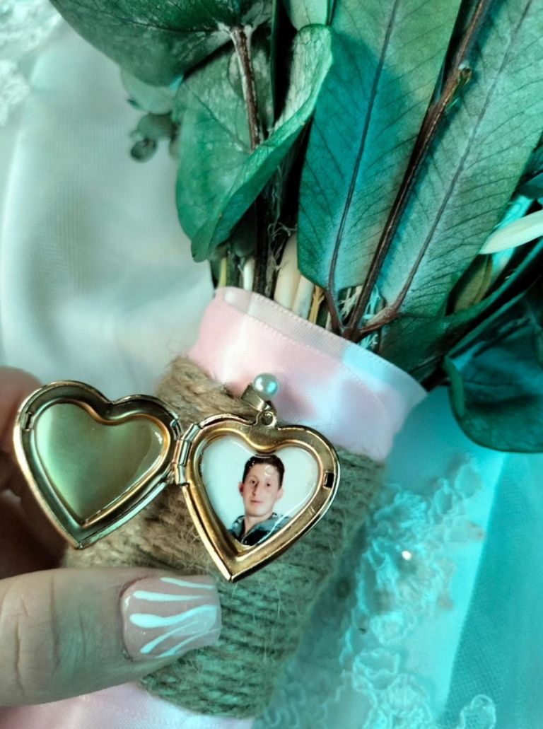 Bertha lleva a Octavio Ocaña en su ramo de novia