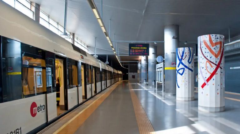 Hombre se salva de morir en las vías del tren tras asalto