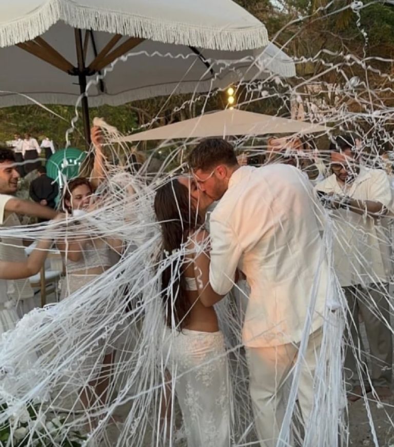 Santiago Giménez y Fernanda Serrano: Una Boda de Telenovela en las Playas de Punta Mita