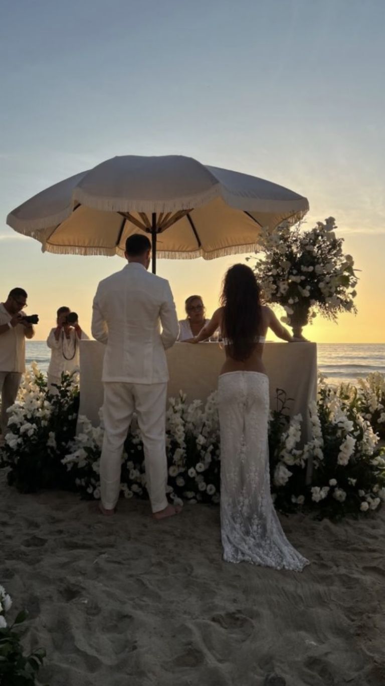 Santiago Giménez y Fernanda Serrano: Una Boda de Telenovela en las Playas de Punta Mita