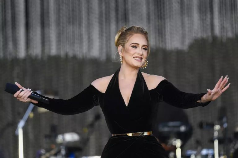 Adele Sorprende en Las Vegas: Anuncio de Futuro Bebé Emociona a sus Fans