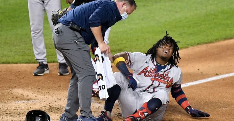 El jardinero es auxiliado en el terreno de juego