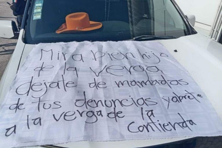 El mensaje fue abandonado sobre el cofre de la camioneta