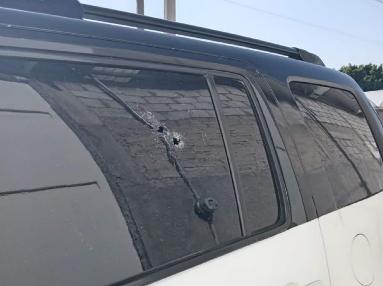 La camioneta quedó con varios orificios de bala