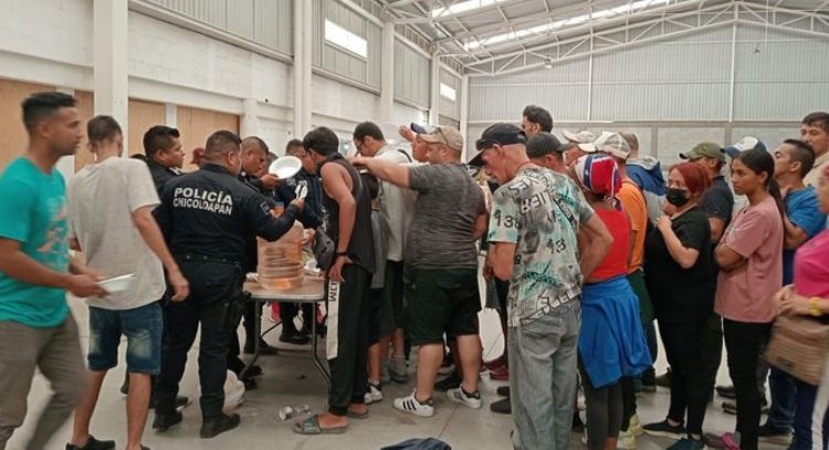 Edomex: Tras denuncia anónima, hallan a más de 200 migrantes en una bodega