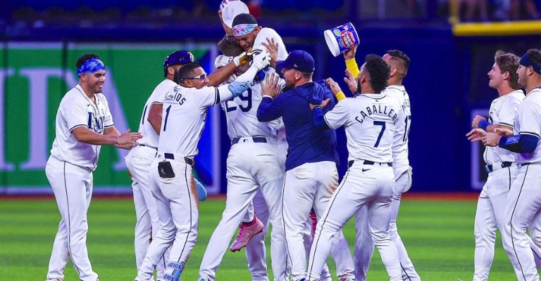 Los Rays festejan su triunfo en extra innings