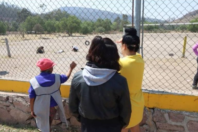 Hallan a sujeto sin vida en canchas de futbol de Tultitlán
