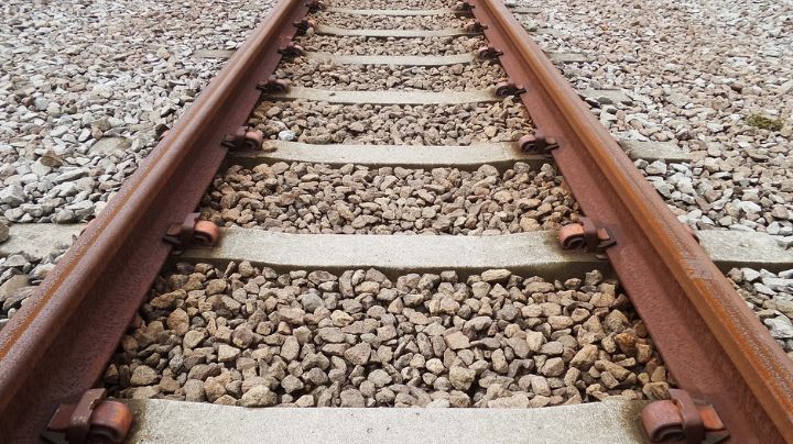 Hombre muere al ser aplastado por un tren en Guanajuato; su cuerpo quedó en las vías