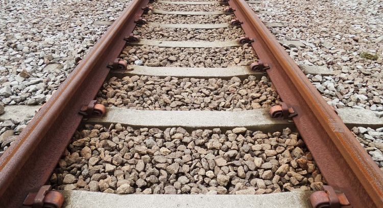 Hombre muere al ser aplastado por un tren en Guanajuato; su cuerpo quedó en las vías