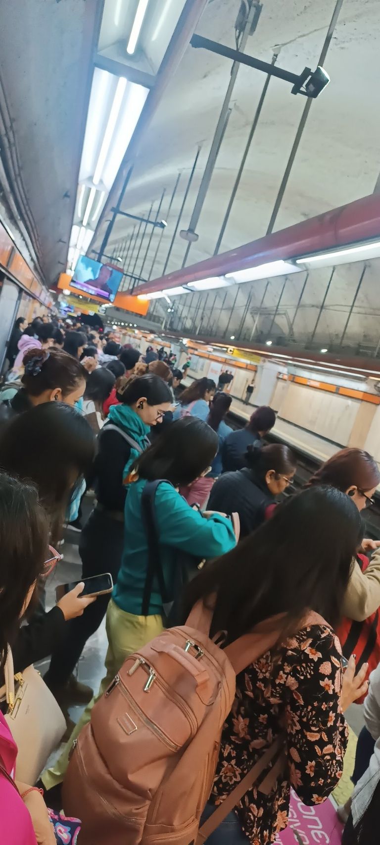 Caos en el Metro de la CDMX hoy 6 de mayo
