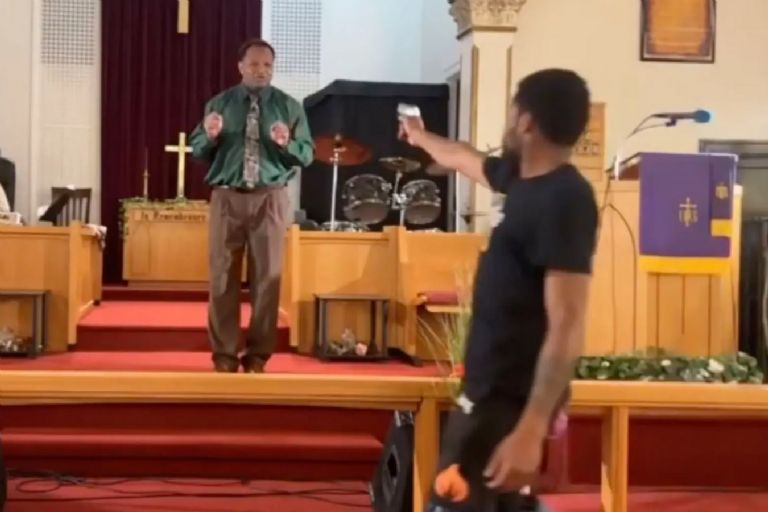 Sujeto entra a una iglesia a balear a un pastor