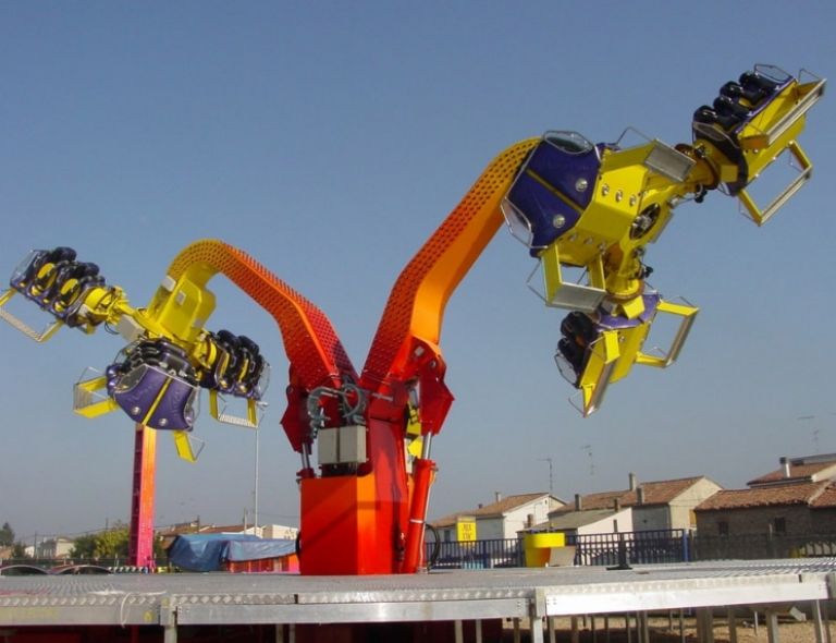 El trabajador cayó desde cinco metros del juego 'Twin Flip'