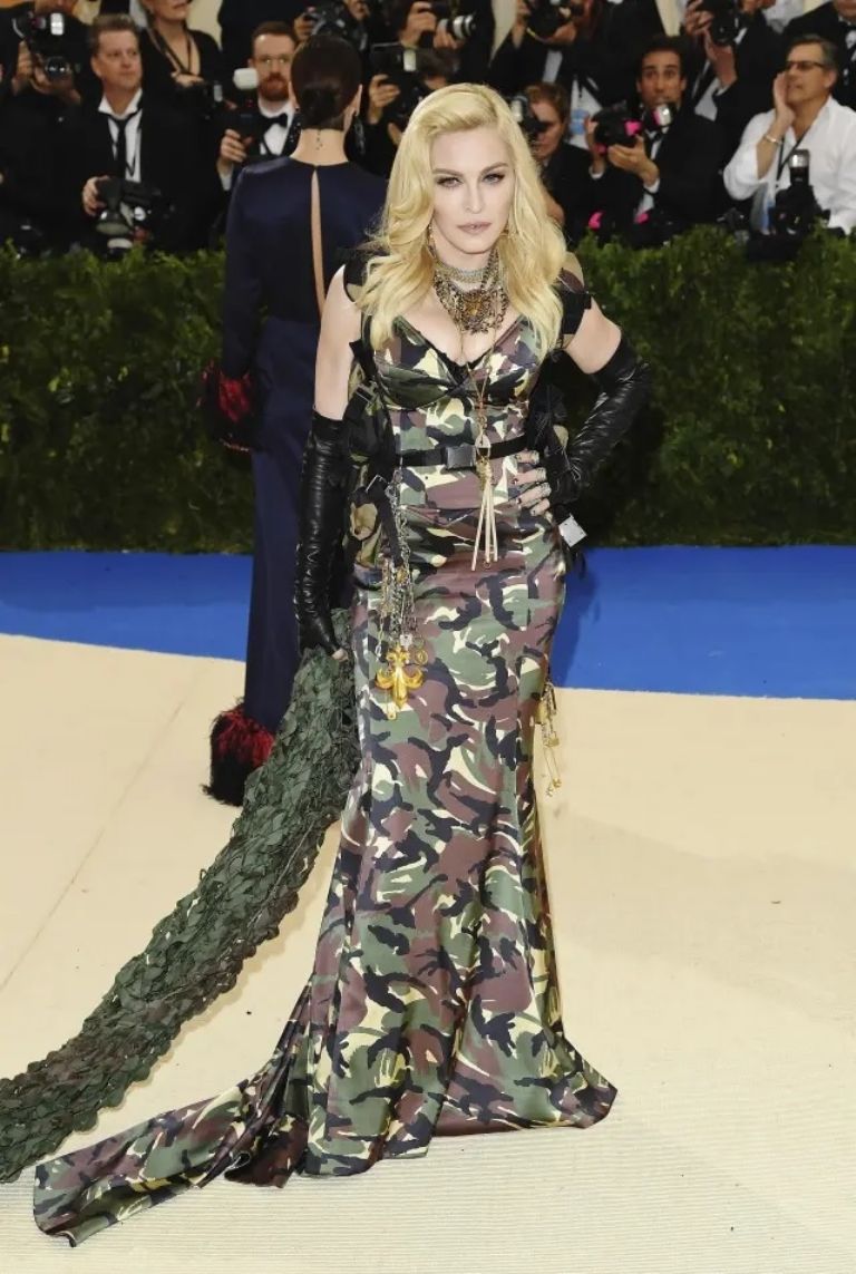 Los Momentos más Memorables de los Peores Vestidos en la Historia de la Gala MET