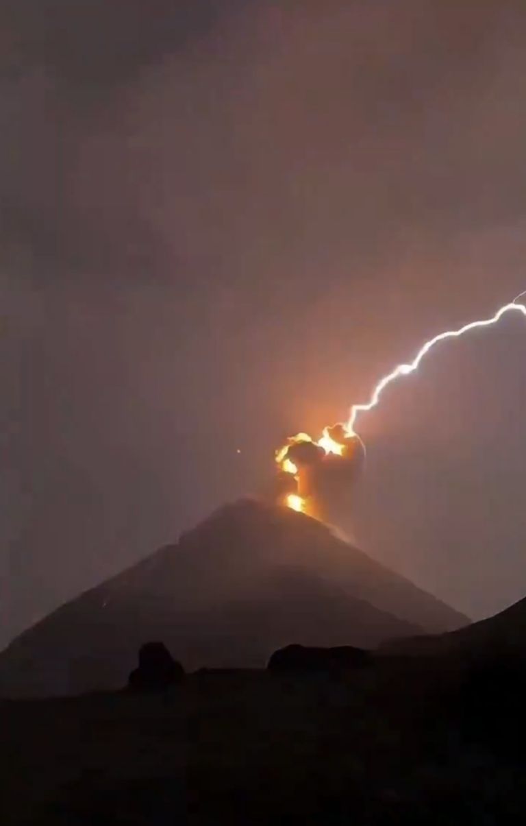 rayo en plena erupción impacta volcán de Fuego en Guatemala: FOTO