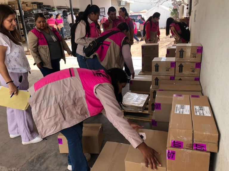 Los paquetes son resguardados en las bodegas del INE