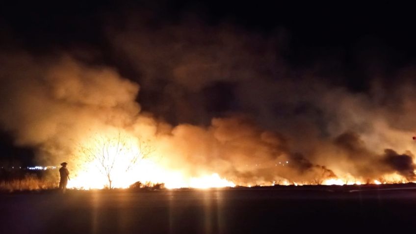 Se registra fuerte incendio forestal a un costado de la carretera Hermosillo - Guaymas