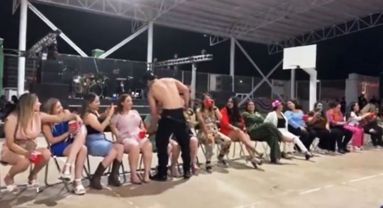 VIDEO: Escuela católica de Hermosillo contrata a stripper para celebrar el 10 de mayo