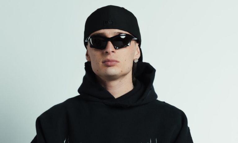 Peso Pluma reaparece irreconocible con cambio de 'look'