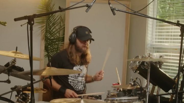 Baterista recauda miles para la investigación del cáncer con canciones de Foo Fighters