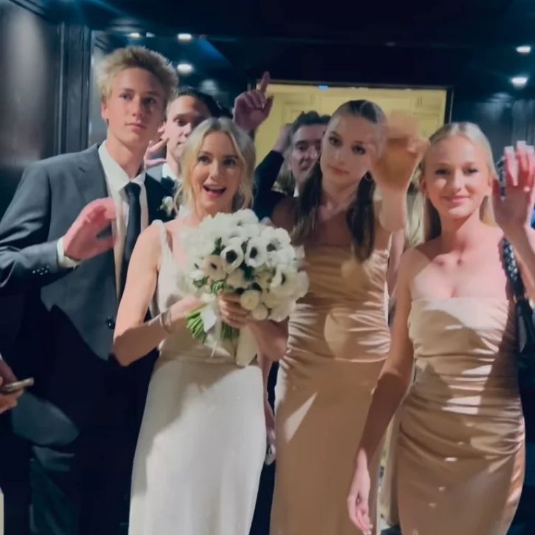 Naomi Watts y damas de honor dicen adiós en elevador